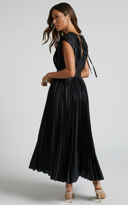 Della Midi Dress - Plunge Neck Short Sleeve Pleated Dress in Black